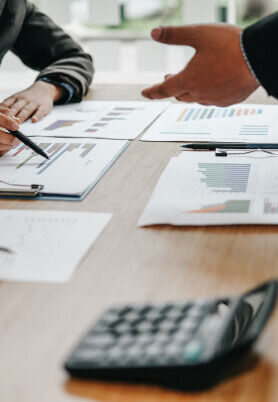 Customs Advisory in Santos | Affinity Logística Internacional Illustrative photo of reports on a table, with two people talking around.