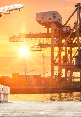 Foto ilustrativa de um avião voando e um porto de cargas.